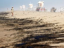 El petróleo alcanza las playas de Huntington Beach, que lucían así este domingo. AFP/M. Tama