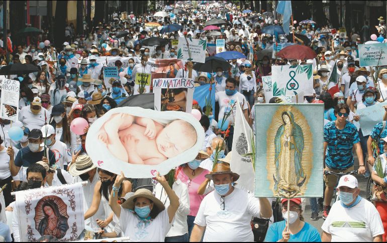 PROTESTA. Miles de personas se manifestaron ayer en contra de la despenalización del aborto y para exigir a las autoridades del Estado que hagan valer su autonomía y la soberanía del Congreso de Jalisco ante las resoluciones de la Suprema Corte de Justicia de la Nación (SCJN). Los inconformes se reunieron alrededor de las 11:00 horas a un costado de la Glorieta Minerva, en donde escucharon testimonios y opiniones a favor de proteger la vida desde la concepción. Después partieron hacia Plaza Liberación, en el Centro tapatío. AFP