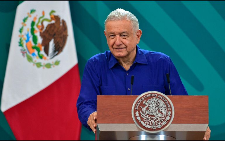 AMLO insistió en que todos deben ser investigados por el UIF, SAT y Procuraduría Fiscal, pero pidió esperar a que salga toda la información sobre los montos. EFE