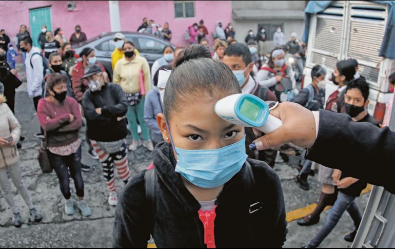 Síntomas. La revisión de la temperatura en la frente o en el cuello, así como la detección de cualquier señal de la enfermedad, son parte del protocolo. XINHUA