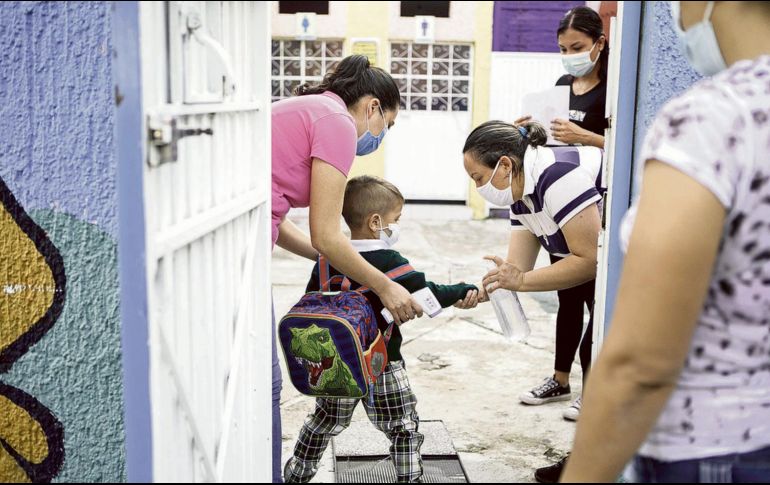Fltros. Gel antibacterial, tapete con cloro y toma de temperatura, son las medidas que los niños acostumbran ahora antes de entrar a la escuela. El uso del cubrebocas en todo momento es obligatorio. EL INFORMADOR