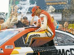 TRIUNFAL. Wallace fue objeto de ataques de racismo hace un año y ahora celebra en lo más alto de un podio. AFP