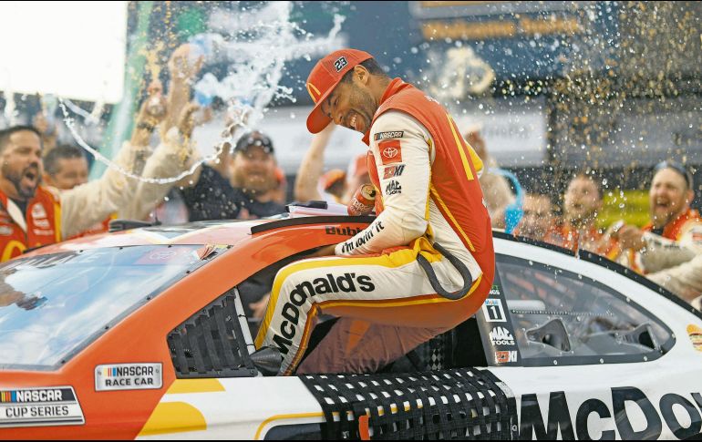 TRIUNFAL. Wallace fue objeto de ataques de racismo hace un año y ahora celebra en lo más alto de un podio. AFP