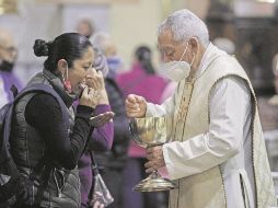 En la iglesia. La hora de la comunión es diferente, pues se evita el contacto directo entre el sacerdote y los fieles. EL INFORMADOR/G. Gallo