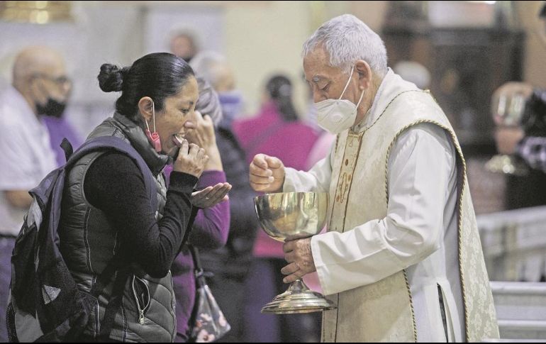 En la iglesia. La hora de la comunión es diferente, pues se evita el contacto directo entre el sacerdote y los fieles. EL INFORMADOR/G. Gallo