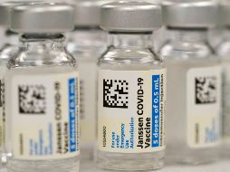 La dosis de refuerzo Johnson & Johnson suministrada ocho semanas después de la primera generó un 94% de protección contra infecciones sintomáticas en EU, y un 100% contra la enfermedad grave de COVID-19. AP / ARCHIVO