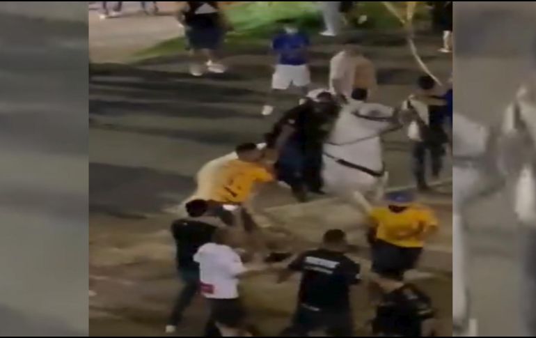 La mayoría de los aficionados al futbol reprobaron el incidente a través de las redes sociales. TWITTER / @Aguseperez