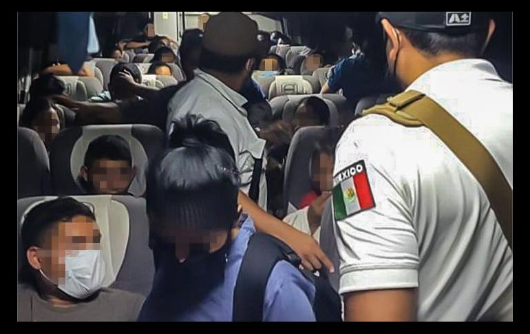 El conductor, su ayudante y el camión en el que viajaban fueron puestos a disposición de la Fiscalía General de la República. TWITTER/@INAMI_mx