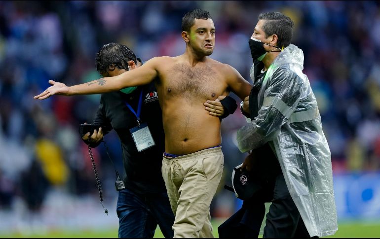 El aviso de veto es por la invasión a la cancha de una persona durante el partido situación que pudo poner en riesgo la integridad y salud de jugadores e integrantes del cuerpo técnico.  IMAGO7