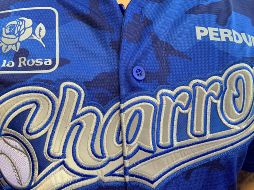 Arnulfo Castorena fue quien lanzó la primera bola en el juego inaugural de los caporales. TWITTER/@charrosbeisbol