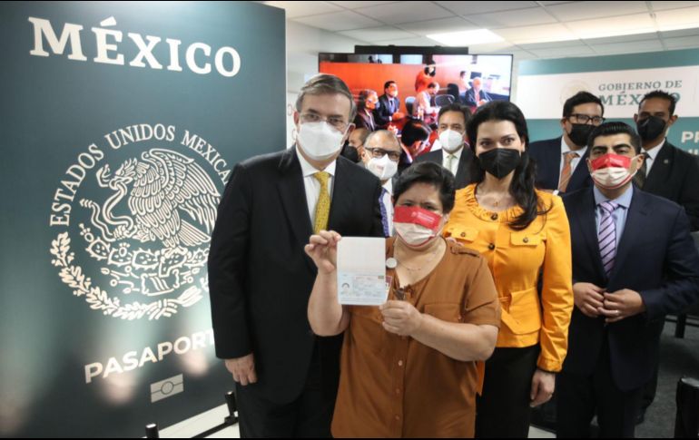 El primer pasaporte de este tipo se emitió en la Ciudad de México con la presencia del secretario de Relaciones Exteriores, Marcelo Ebrard. SUN/G. Espinosa