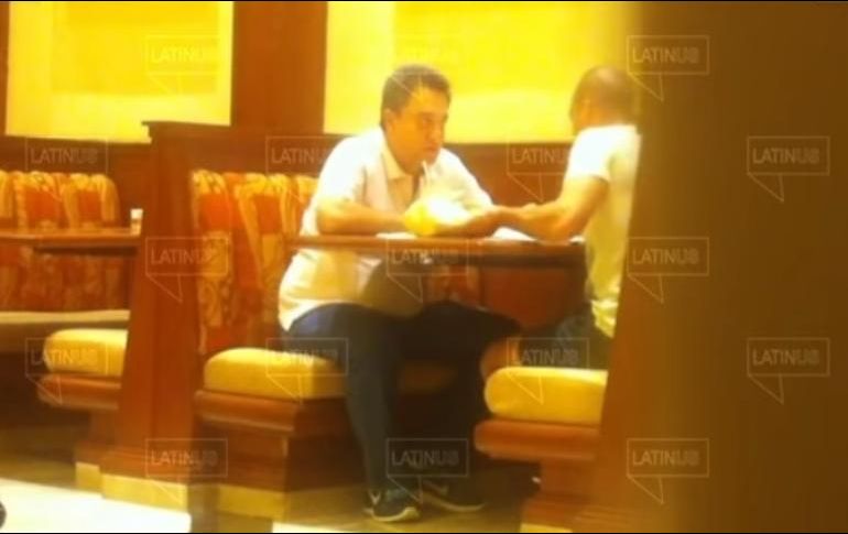 Pío López Obrador fue captado en un video recibiendo sobres con dinero en efectivo, de parte de David León, quien fuera consultor del entonces gobernador de Chiapas, Manuel Velasco. ESPECIAL / LatinUs