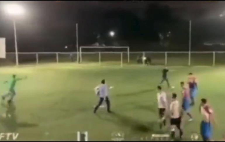 Los agresores se retiran caminando, mientras se escucha a un jugador del equipo contrario quejándose de que recibió un disparo en la pierna. TWITTER