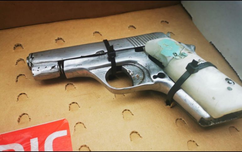 Al realizarle una inspección, policías le encontraron al hombre una pistola aparentemente del calibre .22. ESPECIAL /