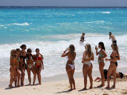 Turistas en una playa de Cancún. El 87% de la actividad económica de Quintana Roo depende del turismo. EFE/ARCHIVO