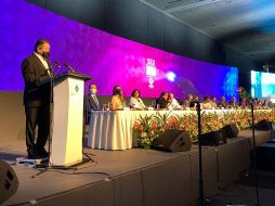 El gobernador de Jalisco felicitó al empresario premiado, Eduardo Garza, y a los demás galardonados. EL INFORMADOR/E. Gómez