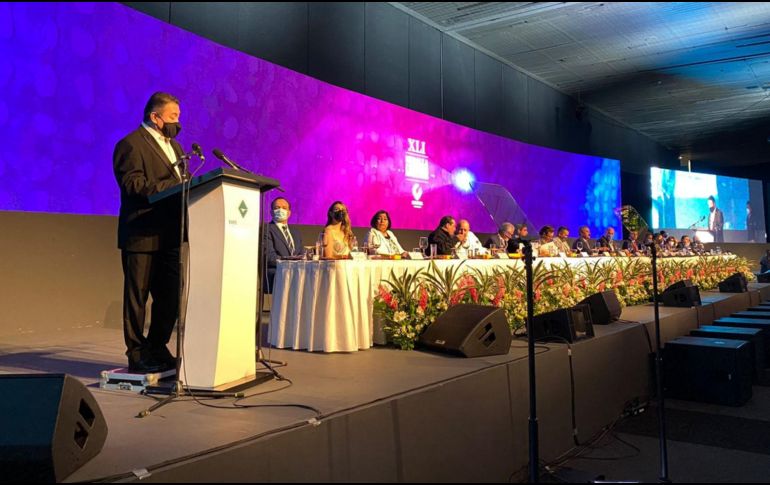 El gobernador de Jalisco felicitó al empresario premiado, Eduardo Garza, y a los demás galardonados. EL INFORMADOR/E. Gómez