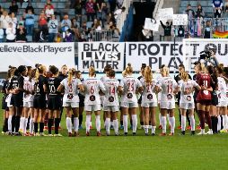 Las jugadoras de Spirit y Gotham se unieron en el círculo central para la pausa en el juego en medio de un escándalo por abuso sexual y conductas abusivas que salieron a luz en los últimos meses. USA TODAY Sports