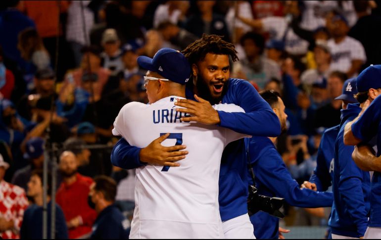 Victoria. El mexicano, Julio Urías festejando la victoria de Los Dodgers sobre los Cardenales de San Luis. EFE