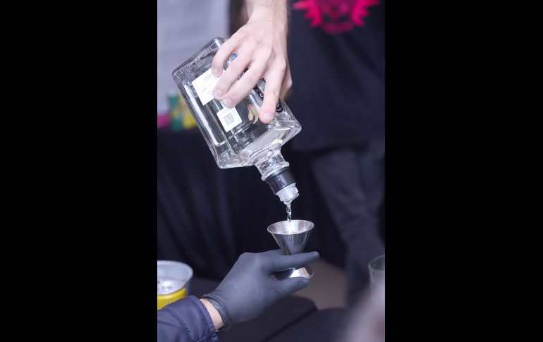 Sirviendo el tequila. GENTE BIEN JALISCO/ CLAUDIO JIMENO