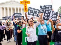 Manifestantes protestan contra el aborto frente a la sede del Tribunal Supremo de EU, en Washington, este 4 de octubre de 2021. EFE/J. Lo Scalzo