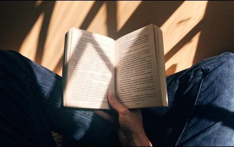 Toma un momento para tu lectura. ESPECIAL/Photo by Blaz Photo on Unsplash.
