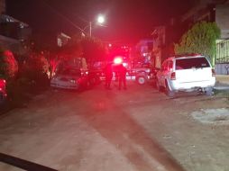 A decir de testigos, varios hombres departían en una casa cuando inició una riña que terminó en asesinatos. ESPECIAL/Policía de Tlaquepaque