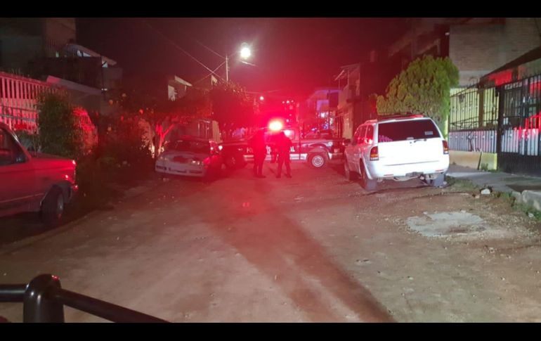 A decir de testigos, varios hombres departían en una casa cuando inició una riña que terminó en asesinatos. ESPECIAL/Policía de Tlaquepaque