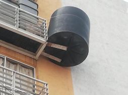 En grupos vecinales de Facebook, habitantes de la colonia Pantitlán compartieron fotografías donde advierten el riesgo que representa mantener el tinaco de esa forma. SUN