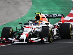 Max Verstappen no lució su velocidad usual y concluyó en quinto, detrás de su compañero en Red Bull, el mexicano ''Checo'' Pérez (foto), que terminó 4 en el segundo ensayo. AFP / O. Kose