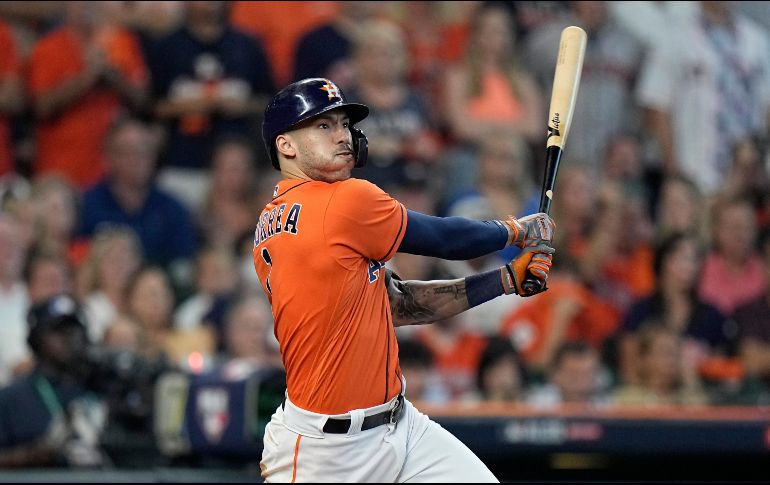 Carlos Correa bateó un doble de dos carreras durante un ataque de cinco anotaciones en la séptima entrada. AP/J. Phillip