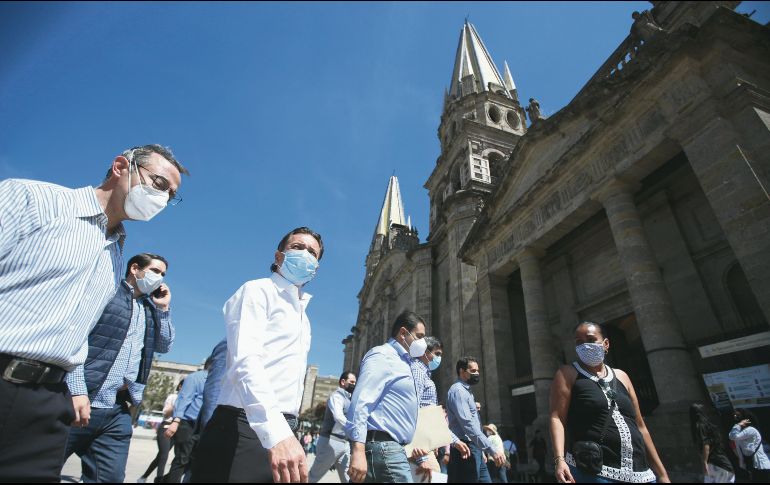 Durante su recorrido por el Centro de Guadalajara, el presidente municipal tapatío, Pablo Lemus, dijo que cada viernes caminará por el primer cuadro para atender los reportes y las quejas de los ciudadanos. ESPECIAL