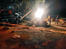 Personal del Instituto Jalisciense de Ciencias Forenses fue el encargado del levantamiento y traslado del cuerpo y el vehículo fue remitido al depósito. ESPECIAL / Policía de Zapopan