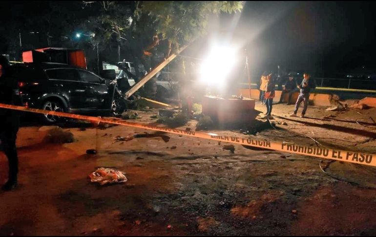 Personal del Instituto Jalisciense de Ciencias Forenses fue el encargado del levantamiento y traslado del cuerpo y el vehículo fue remitido al depósito. ESPECIAL / Policía de Zapopan