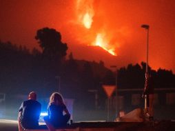 El colapso parcial del cono volcánico dio a luz a una nueva corriente de lava que comenzó a seguir un camino similar por la cresta Cumbre Vieja hacia la costa occidental de la isla, hasta el mar. EFE / C. De Saá