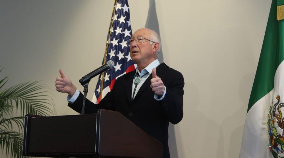 Ken Salazar durante su primera conferencia como embajador en México. SUN/C. Mejía