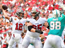 Brady superó las 400 yardas y consiguió cinco anotaciones en un mismo partido por primera vez en sus 22 años de carrera. AFP/J. AGUILAR