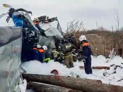 Tragedia. Lograron rescatar a seis personas que viajaban en la parte posterior. EFE