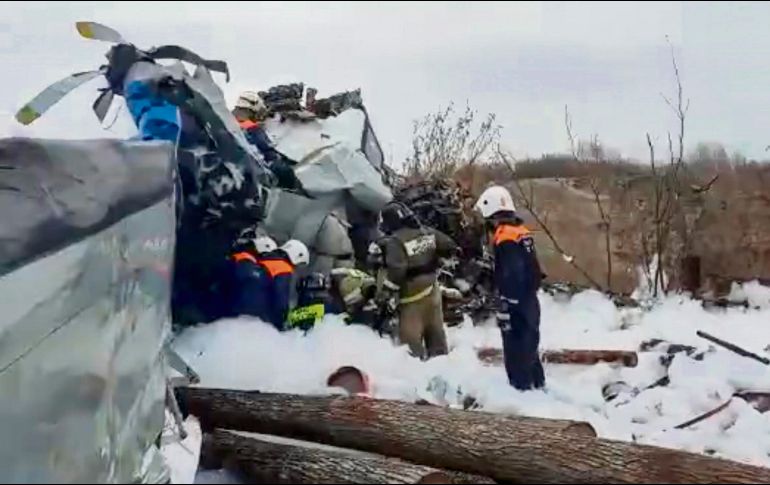 Tragedia. Lograron rescatar a seis personas que viajaban en la parte posterior. EFE