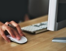 La joven hasta pidió prestado un 'mouse' y amablemente se le proporcionó. PEXELS/V. Okenka.