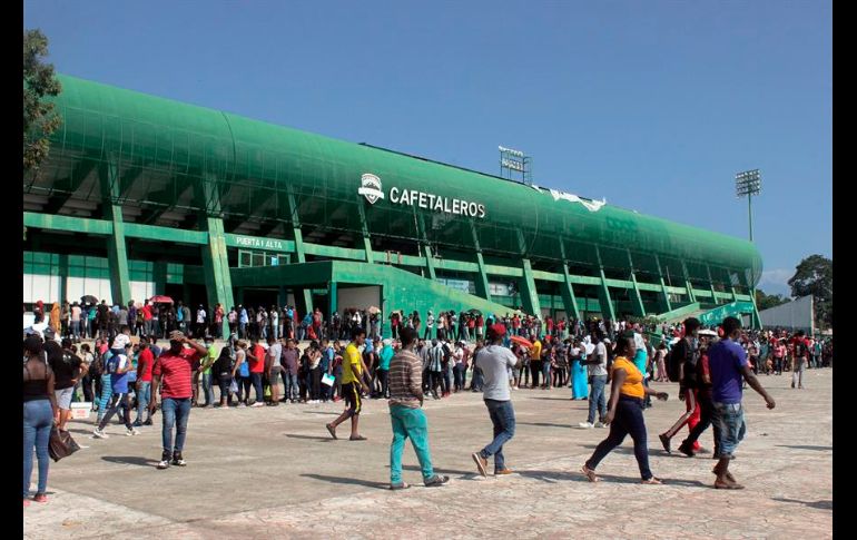 Pese al enorme volumen de personas que acudieron al lugar, hasta el momento no se han registrado incidentes violentos. EFE/J. Blanco