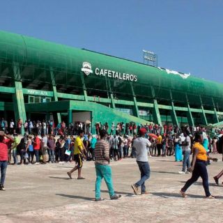 Miles de migrantes se reúnen en estadio de Tapachula para pedir refugio