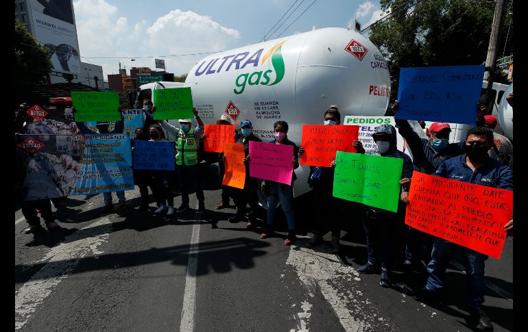 Algunos gaseros obstruyeron con pipas de gas una calle. EFE/J. Mendez
