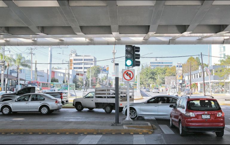 A pesar de que hay retornos a menos de 200 metros de distancia, conductores dan vuelta prohibida recurrentemente en Lázaro Cárdenas al cruce con López Mateos, debajo del puente Matute Remus. EL INFORMADOR/A. Camacho