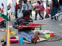 Indígenas de la comunidad triqui permanecen fuera del Palacio de Bellas Artes. El gobierno de AMLO exalta a la 