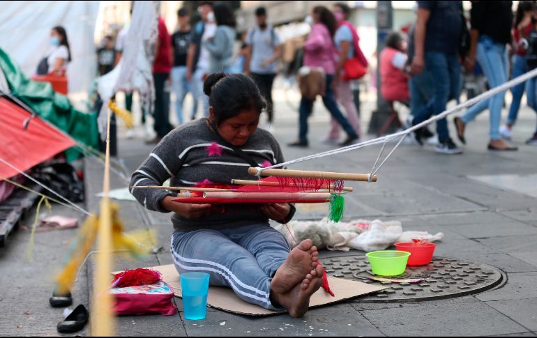 Indígenas de la comunidad triqui permanecen fuera del Palacio de Bellas Artes. El gobierno de AMLO exalta a la 