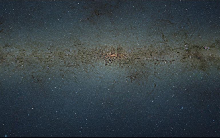 El centro de rotación de la galaxia alberga un agujero negro de gran magnitud en su centro.