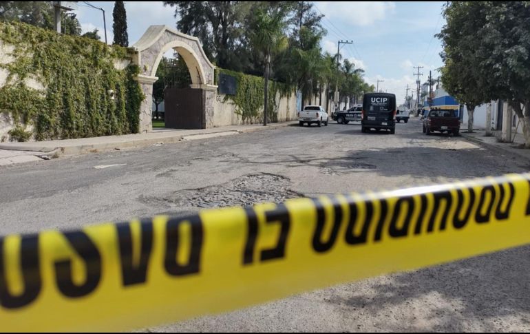 El hallazgo ocurrió la mañana de este martes en la calle Las Rosas, casi a su cruce con carretera a Chapala, en la colonia La Micaelita. ESPECIAL /