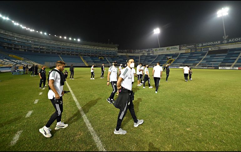 LISTOS. México ya pisó el Cuscatlán en el tradicional reconocimiento de cancha. IMAGO7
