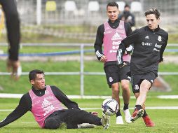 Precavido. Sebastián Córdova (der.) consultó a los experimentados para saber qué esperar esta noche en San Salvador. Imago7